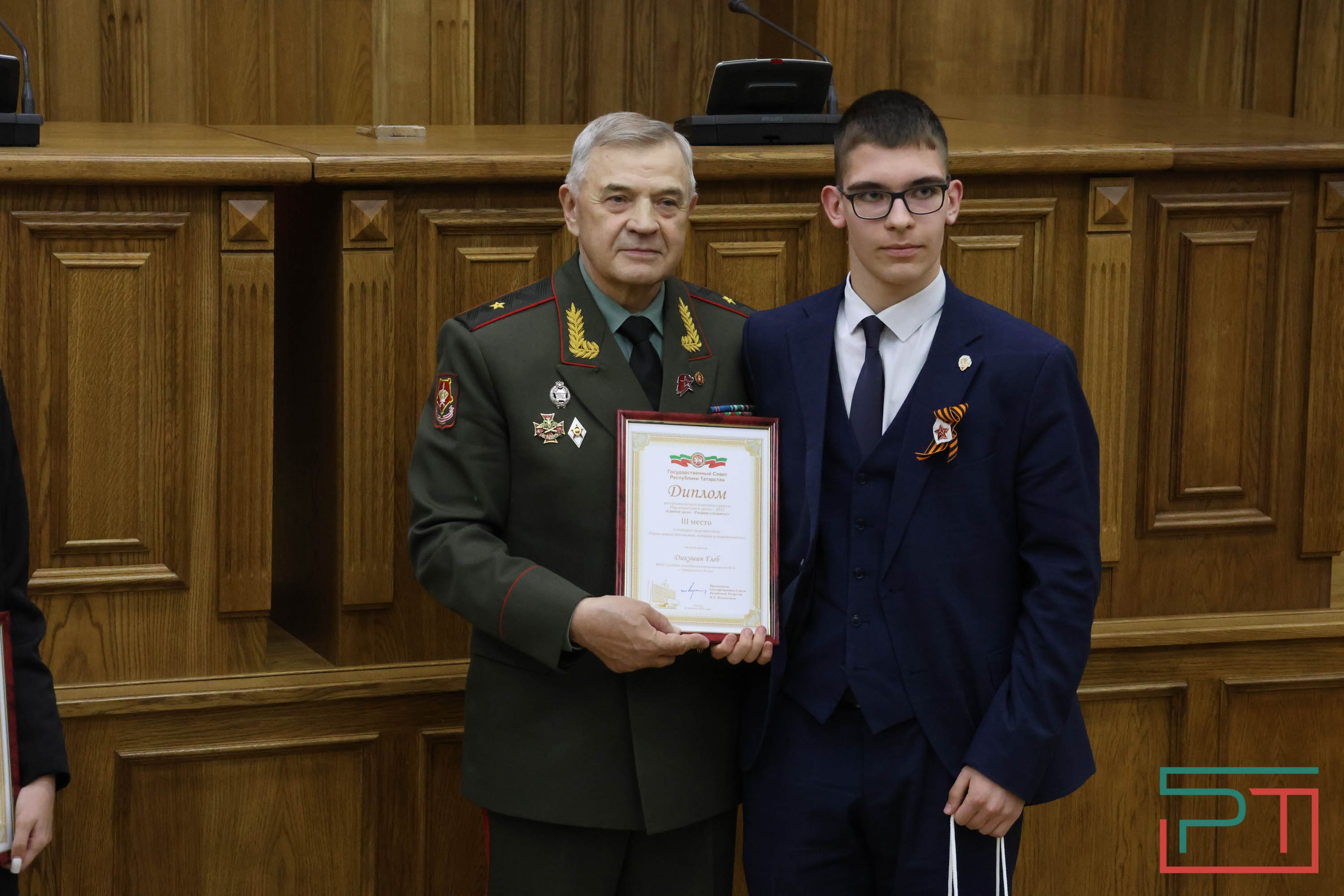 В Госсовете наградили победителей парламентских уроков