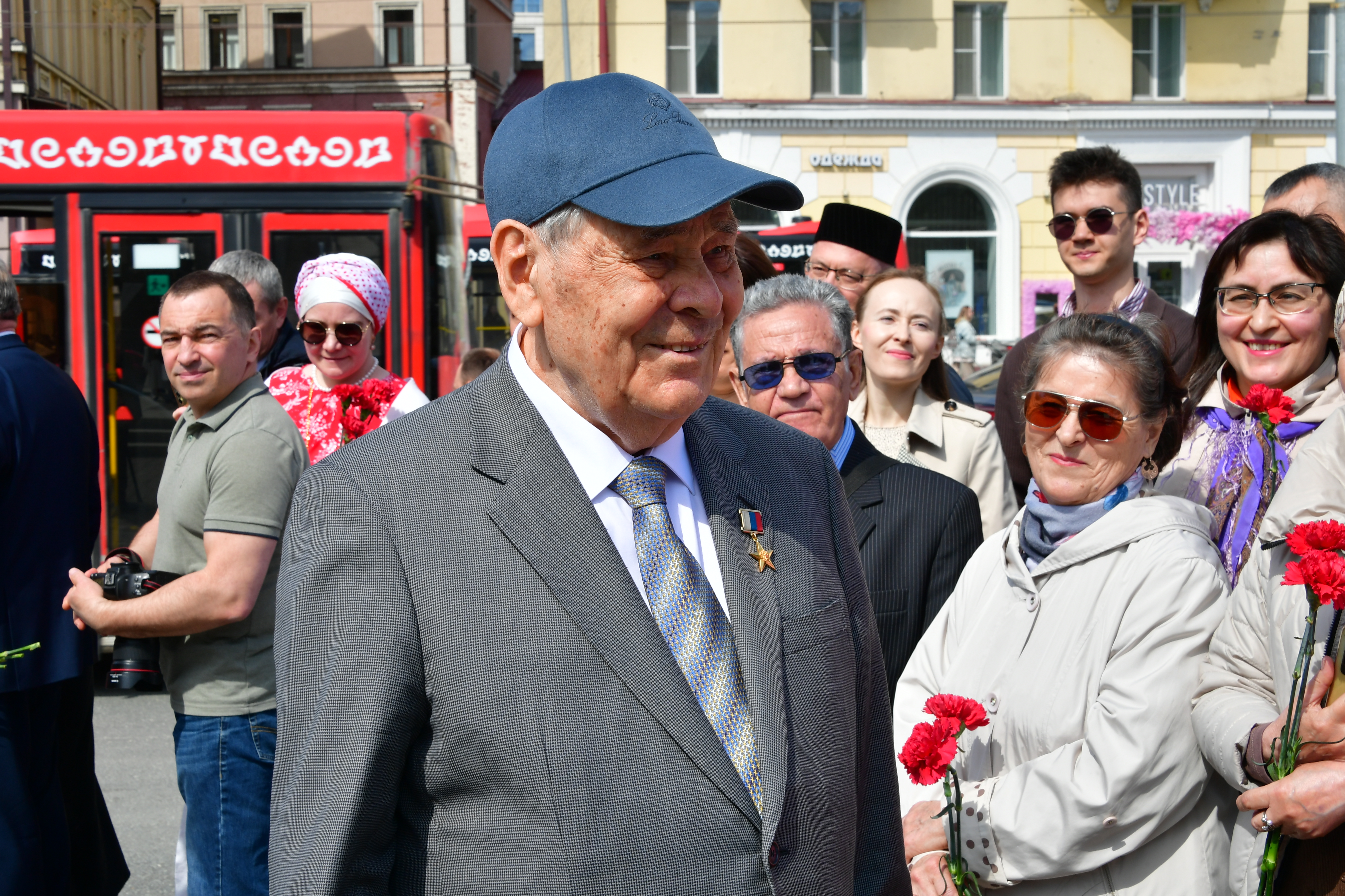 Минниханов, Шаймиев и Мухаметшин возложили цветы к памятнику Тукая в Казани