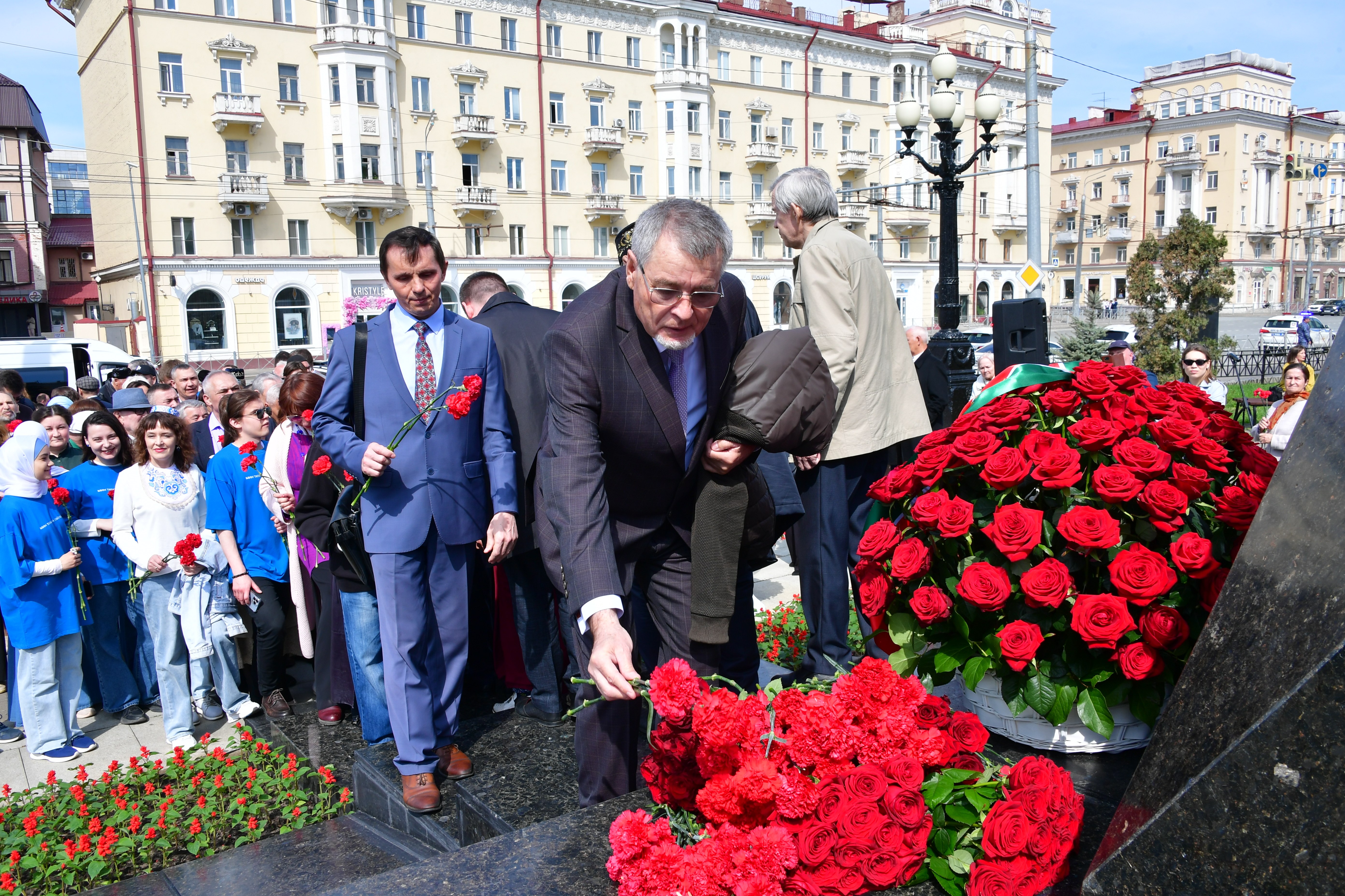 Минниханов, Шаймиев и Мухаметшин возложили цветы к памятнику Тукая в Казани