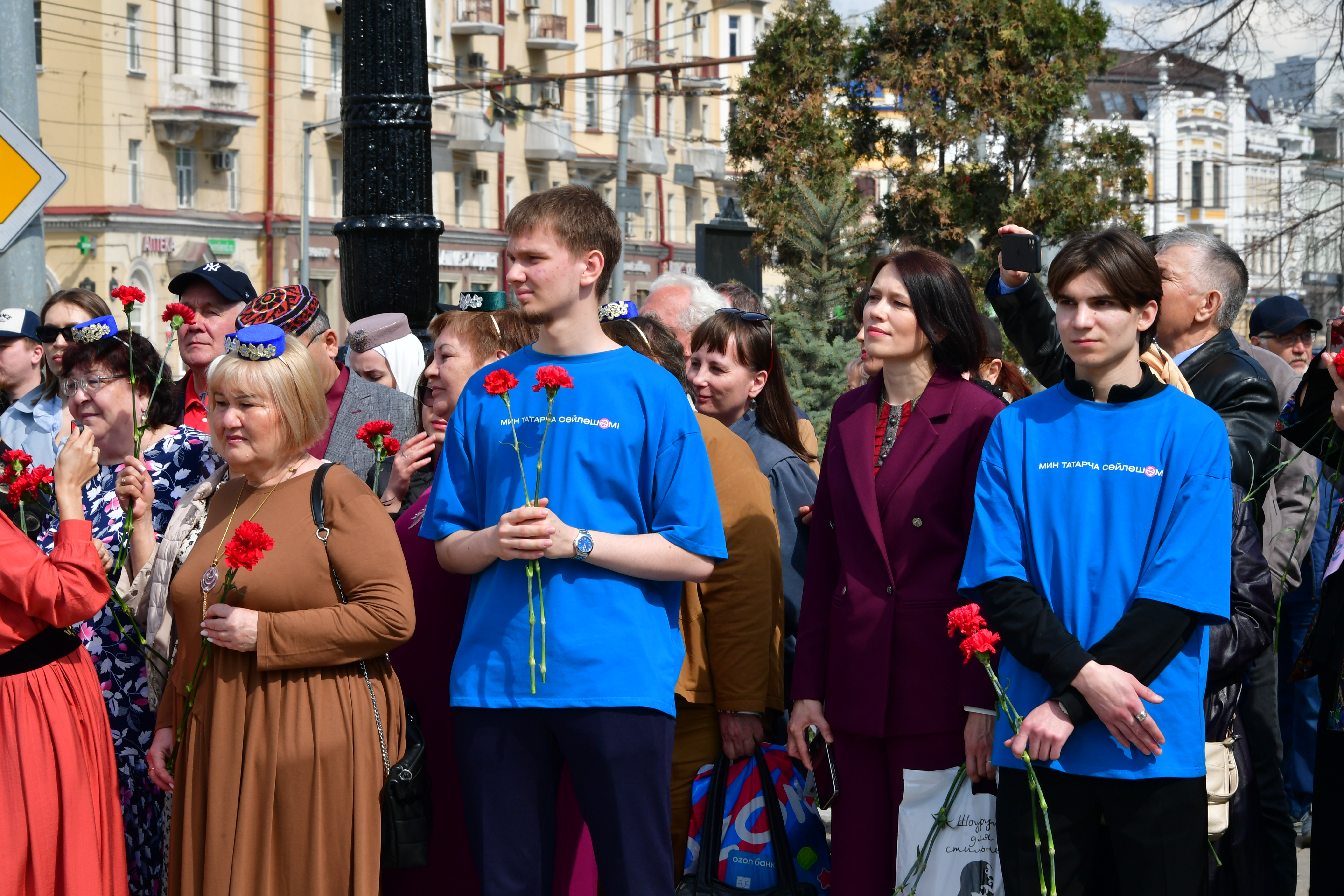 Минниханов, Шаймиев и Мухаметшин возложили цветы к памятнику Тукая в Казани