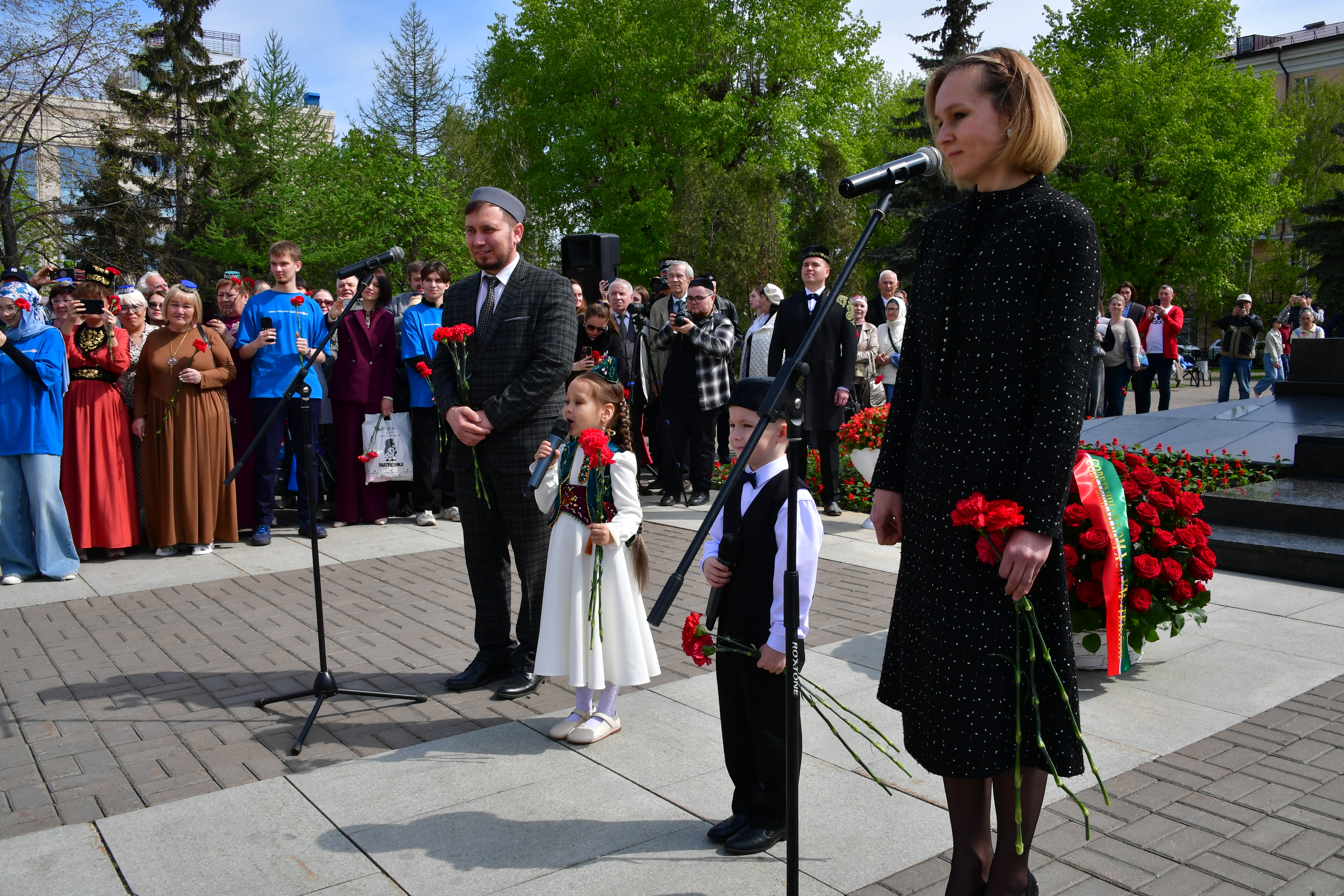 Минниханов, Шаймиев и Мухаметшин возложили цветы к памятнику Тукая в Казани