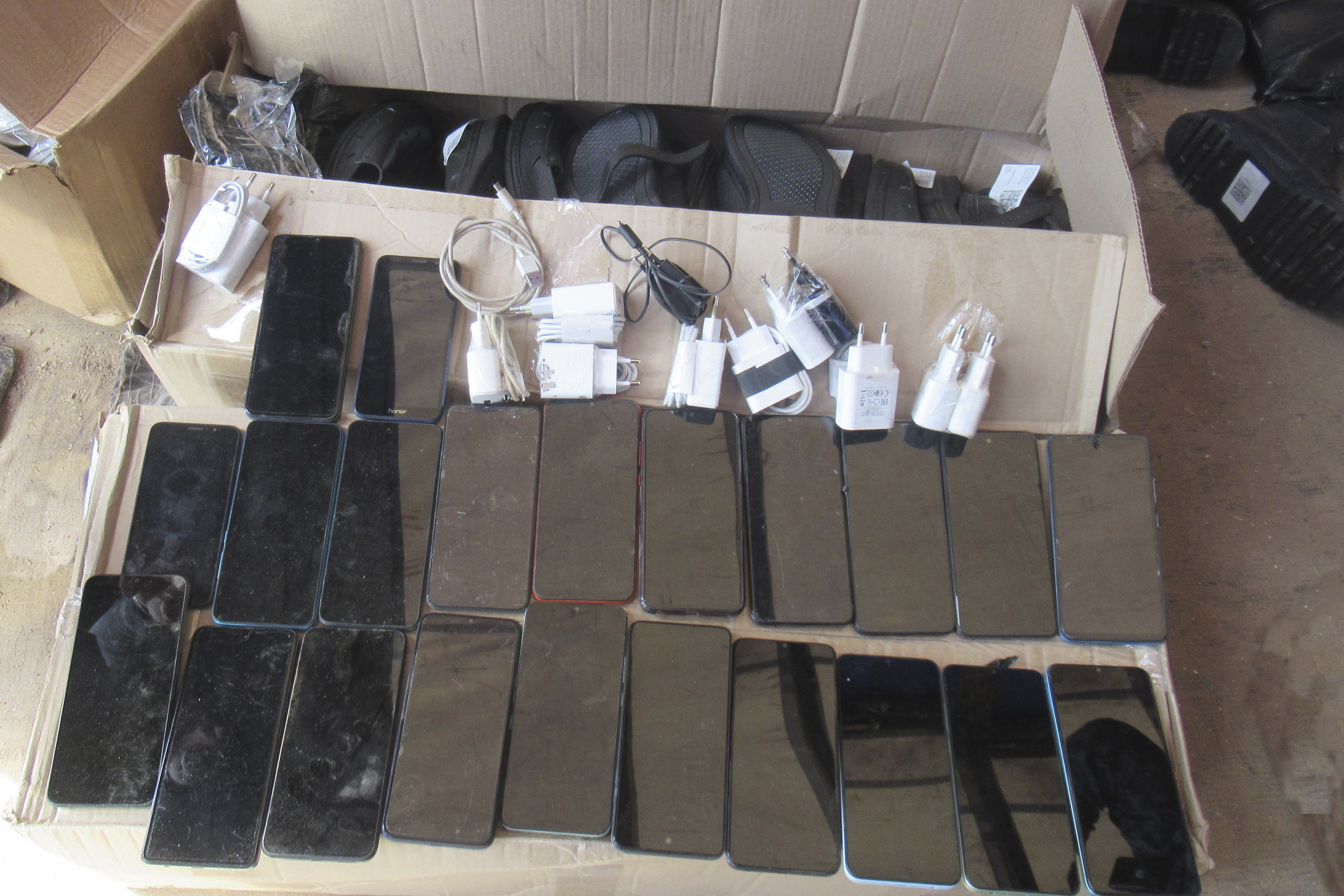 В колонию в Альметьевске пытались провезти более 20 смартфонов в коробках с обувью