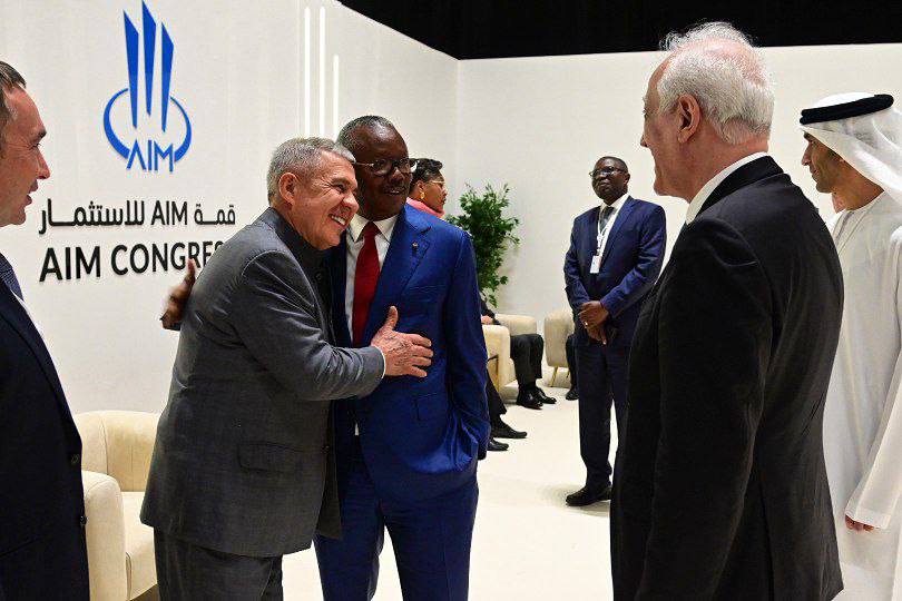 Улыбки и рукопожатия: появились фото с кулуарных встреч Минниханова в Абу-Даби