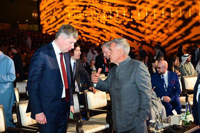 Улыбки и рукопожатия: появились фото с кулуарных встреч Минниханова в Абу-Даби