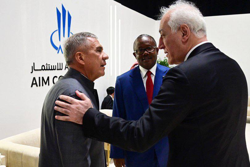 Улыбки и рукопожатия: появились фото с кулуарных встреч Минниханова в Абу-Даби