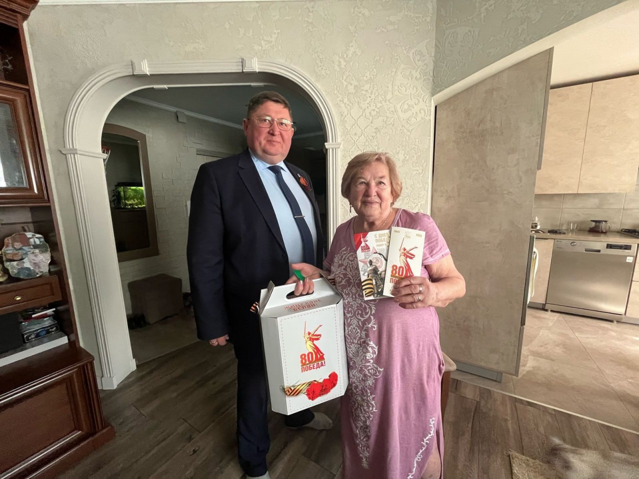 В Челнах ветеранам вручают подарки ко Дню Победы