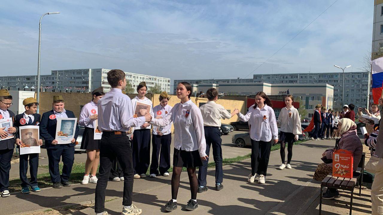 Челнинские школьники устроили парад у дома труженицы тыла