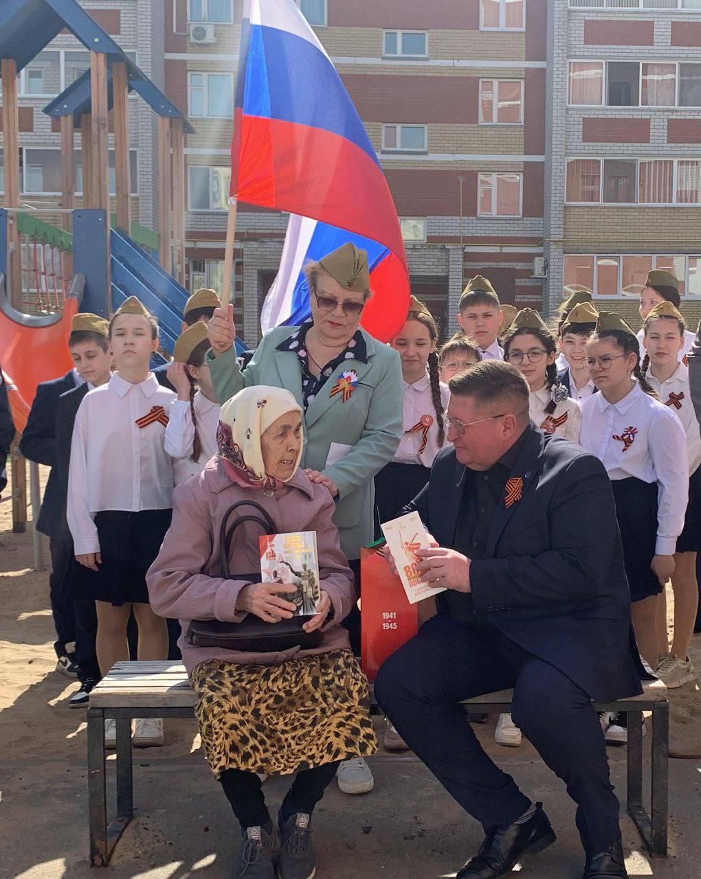 Челнинские школьники устроили парад у дома труженицы тыла