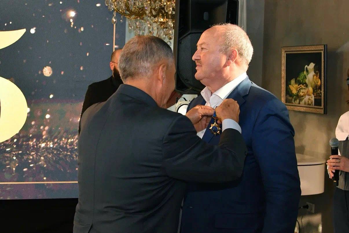 Минниханов посетил юбилей Ахметшина и вручил ему орден «Дуслык» — фото