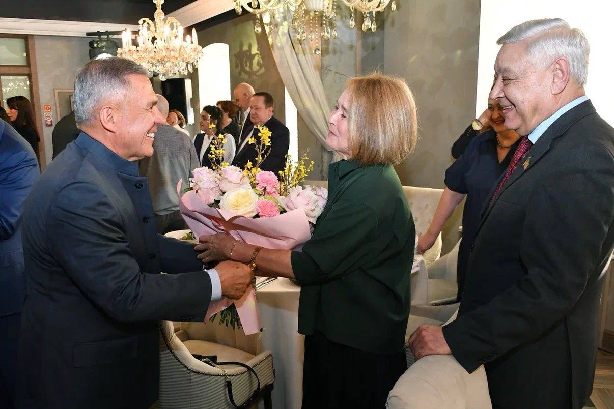 Минниханов посетил юбилей Ахметшина и вручил ему орден «Дуслык» — фото