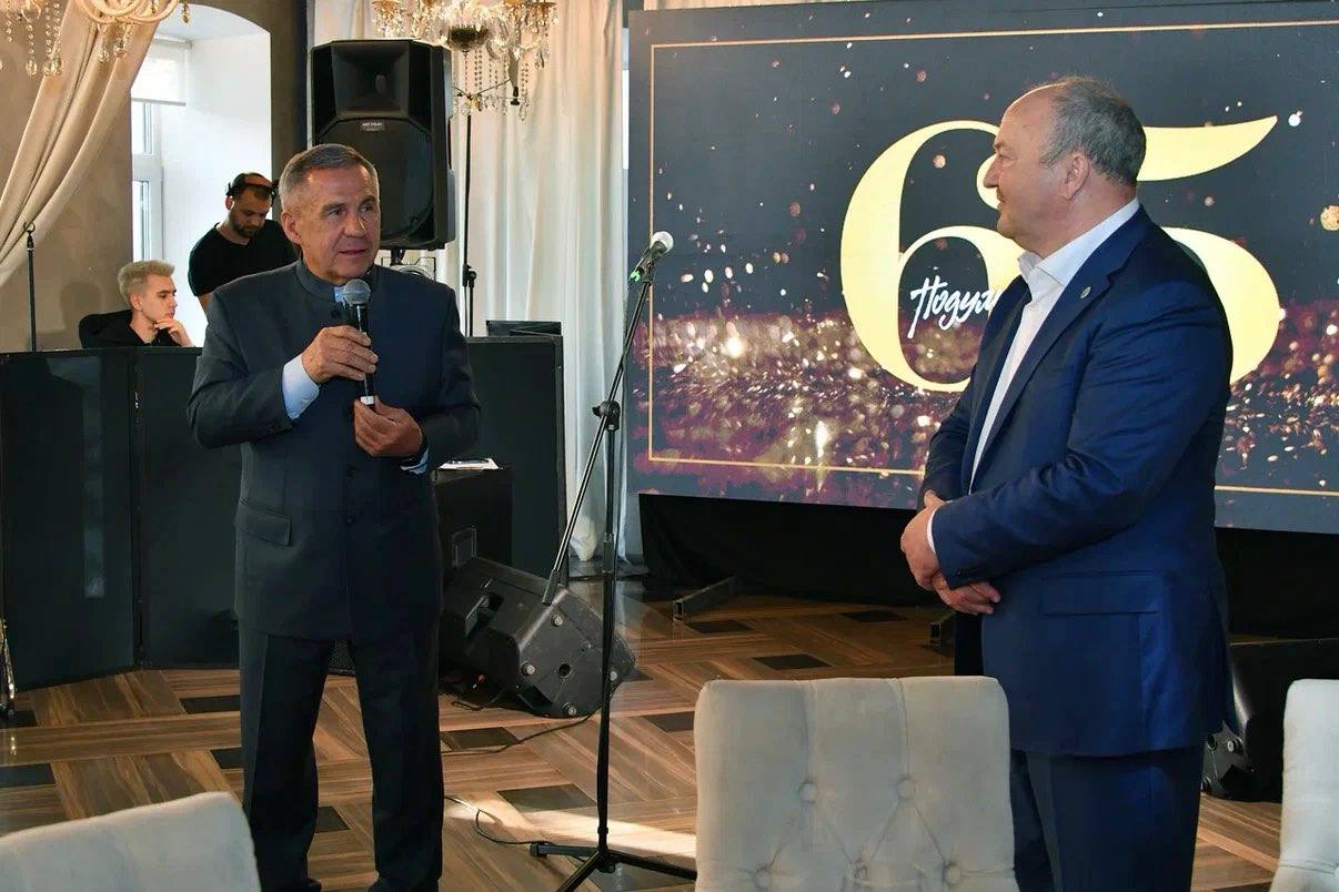 Минниханов посетил юбилей Ахметшина и вручил ему орден «Дуслык» — фото