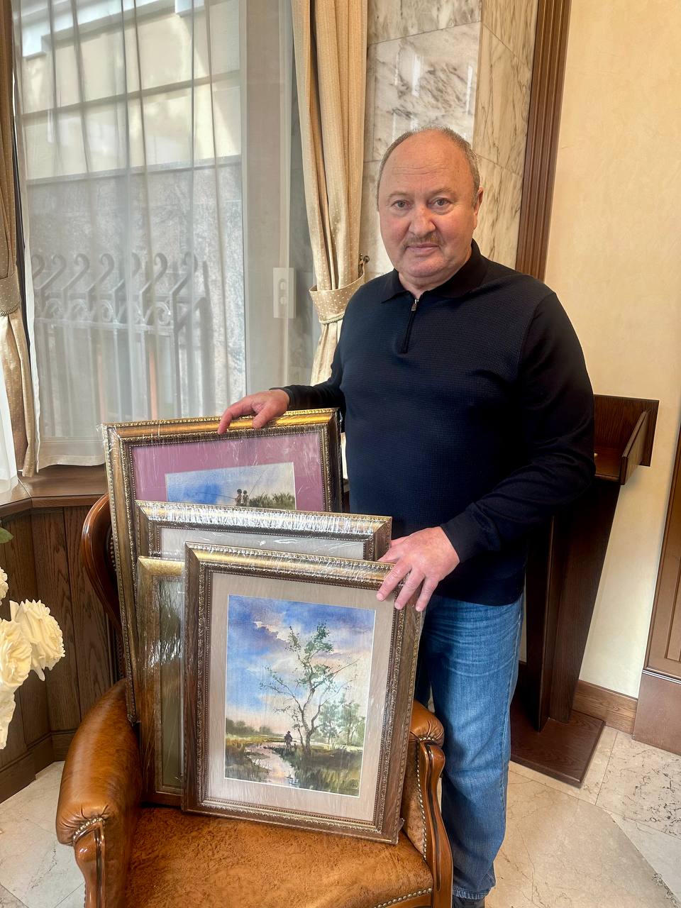 Народный художник Татарстана подарил восемь картин бойцам группировки «Север»