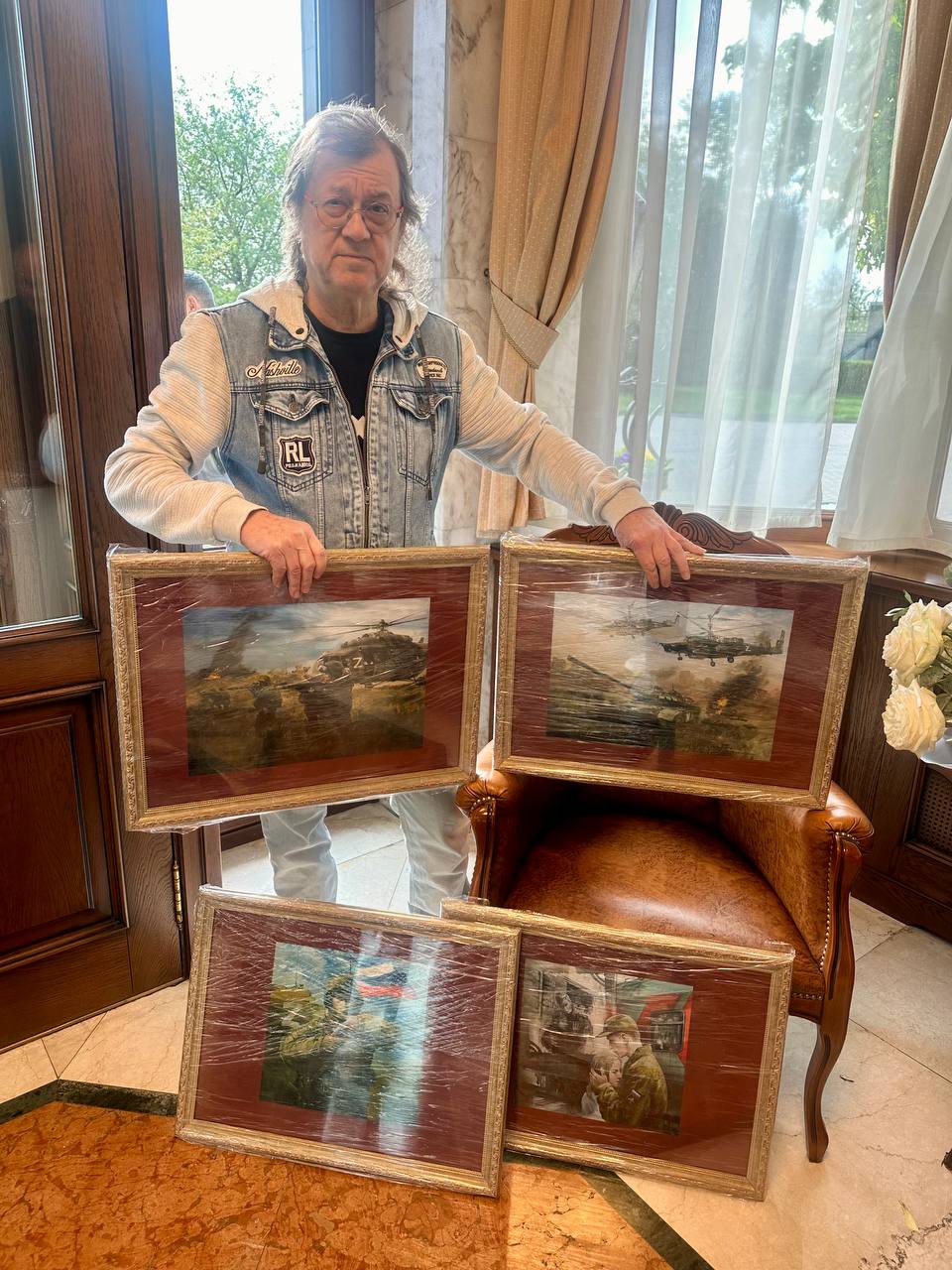 Народный художник Татарстана подарил восемь картин бойцам группировки «Север»