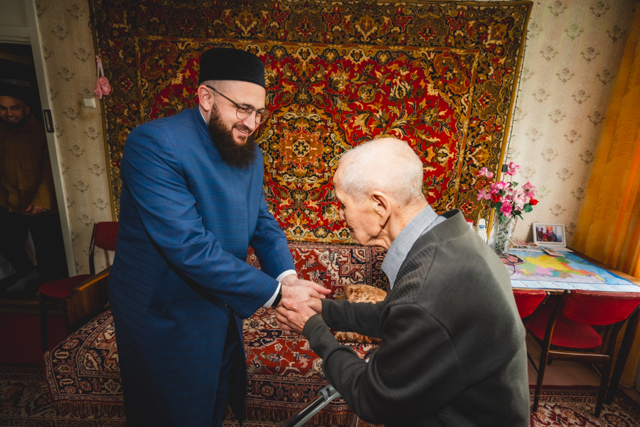Муфтий Татарстана посетил казанских ветеранов и старейшего имама республики