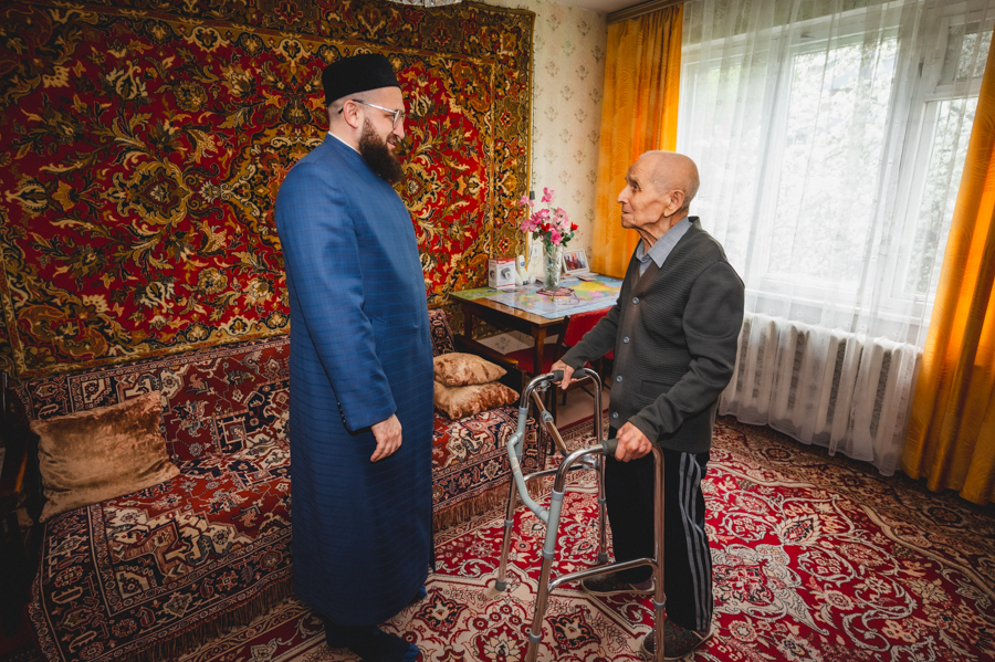 Муфтий Татарстана посетил казанских ветеранов и старейшего имама республики