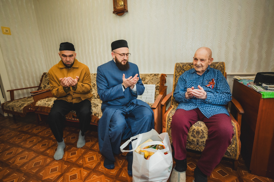 Муфтий Татарстана посетил казанских ветеранов и старейшего имама республики