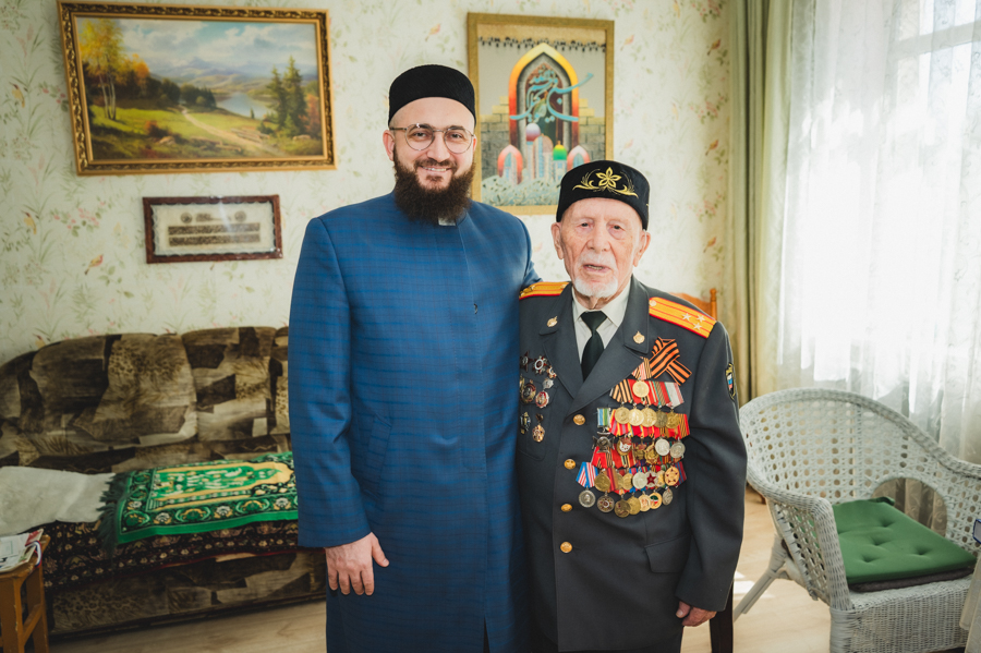 Муфтий Татарстана посетил казанских ветеранов и старейшего имама республики