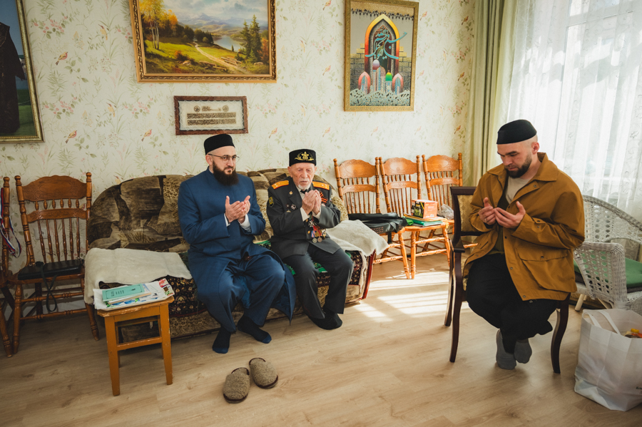 Муфтий Татарстана посетил казанских ветеранов и старейшего имама республики