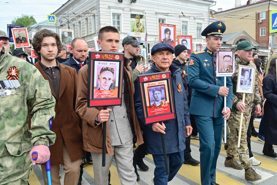 Герои не уходят, они остаются в памяти: в Казани прошел «Бессмертный полк»