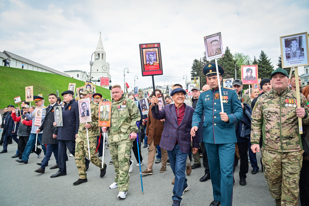 Герои не уходят, они остаются в памяти: в Казани прошел «Бессмертный полк»