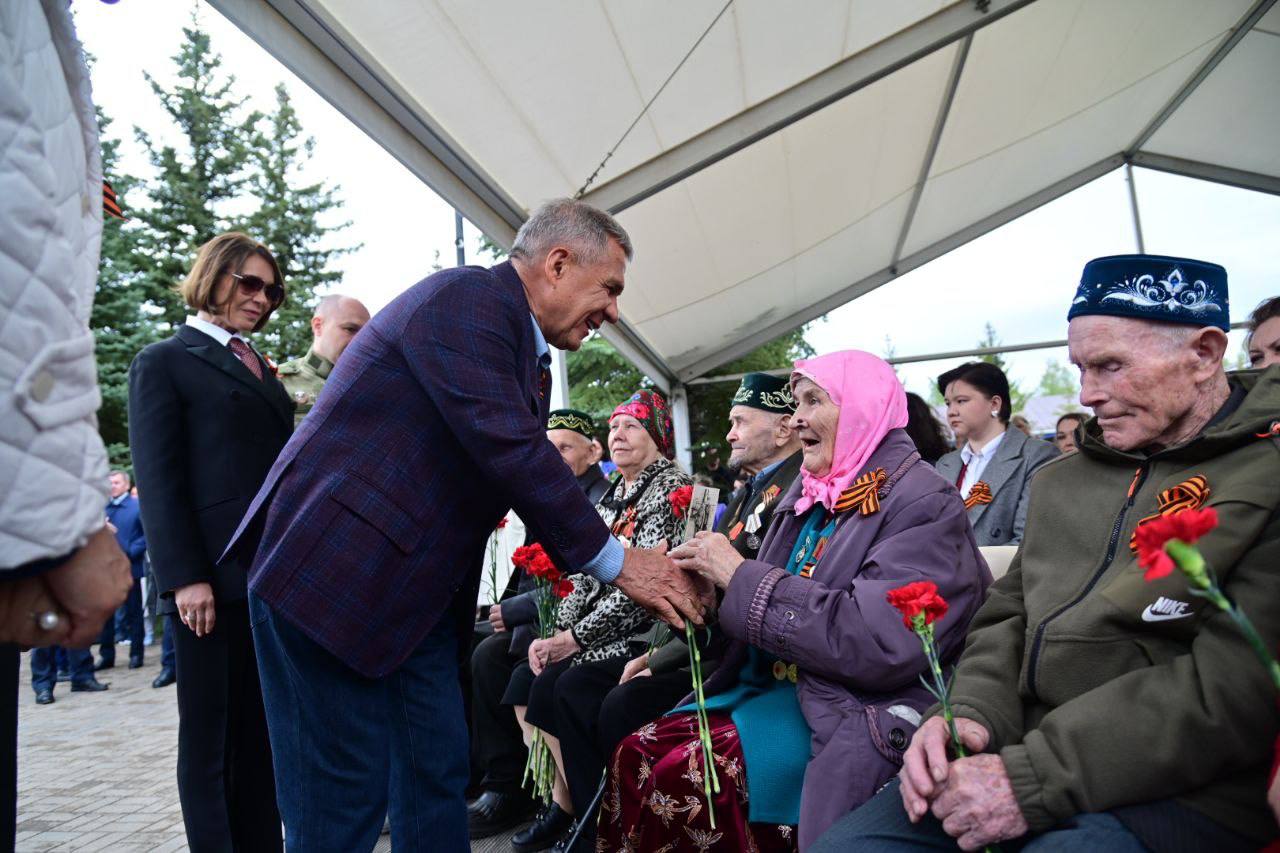 Минниханов принял участие в торжественном зажжении Вечного огня в Тукаевском районе