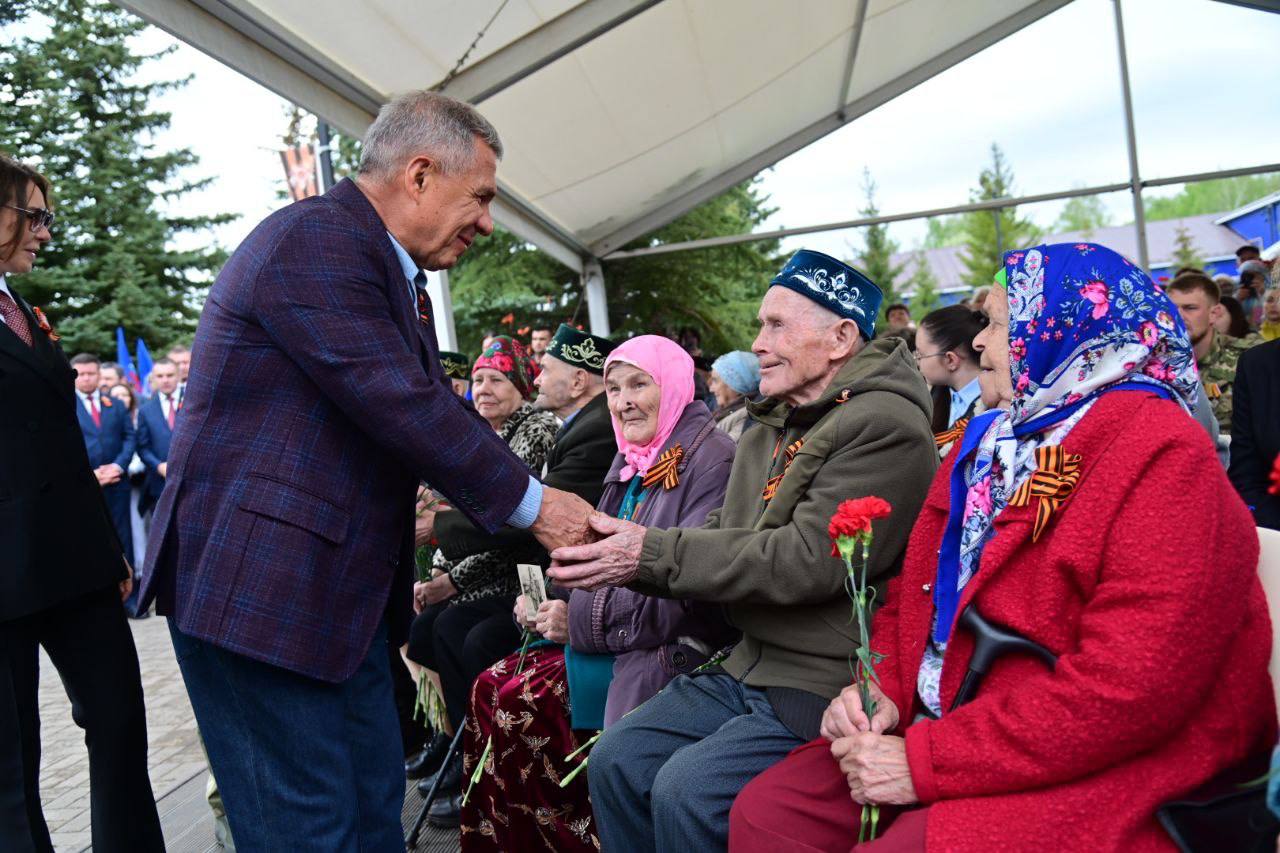 Минниханов принял участие в торжественном зажжении Вечного огня в Тукаевском районе