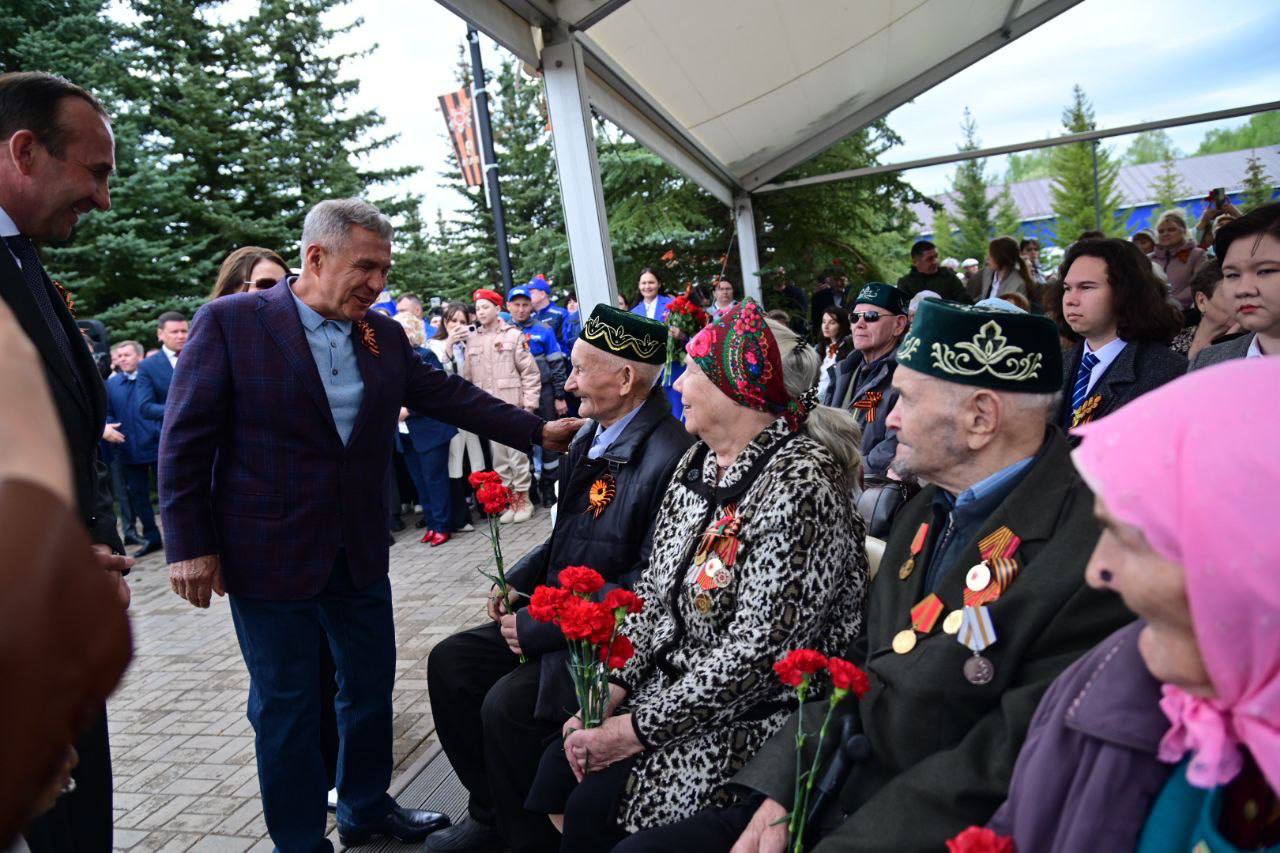 Минниханов принял участие в торжественном зажжении Вечного огня в Тукаевском районе