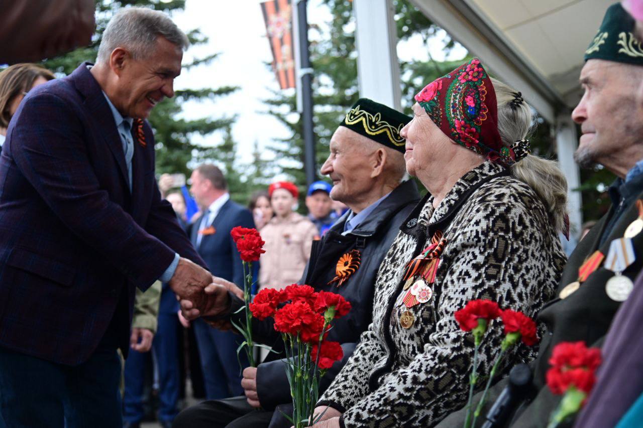 Минниханов принял участие в торжественном зажжении Вечного огня в Тукаевском районе