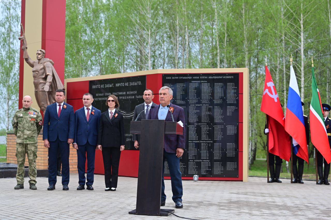 Минниханов принял участие в торжественном зажжении Вечного огня в Тукаевском районе