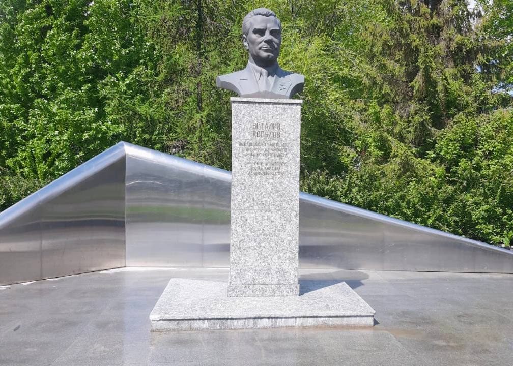 Памятники и мемориалы Казани готовят ко Дню Победы — фото