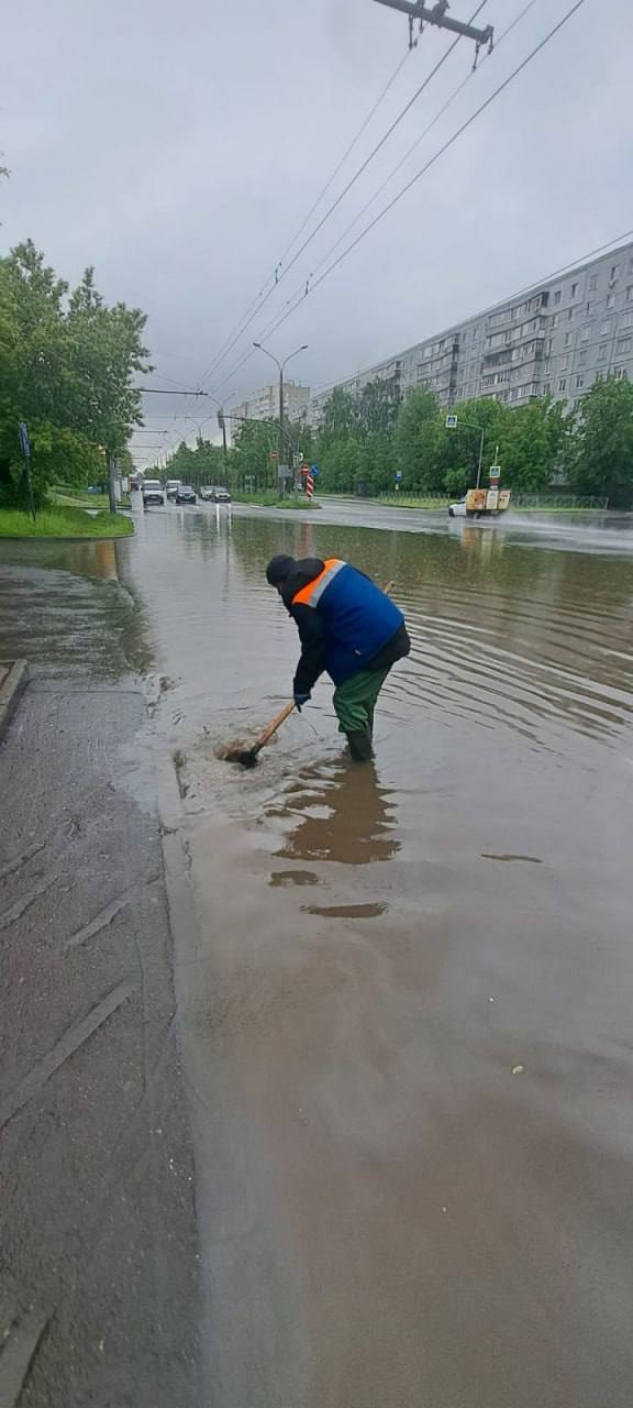 Службы в Казани устраняют последствия ливня — фото