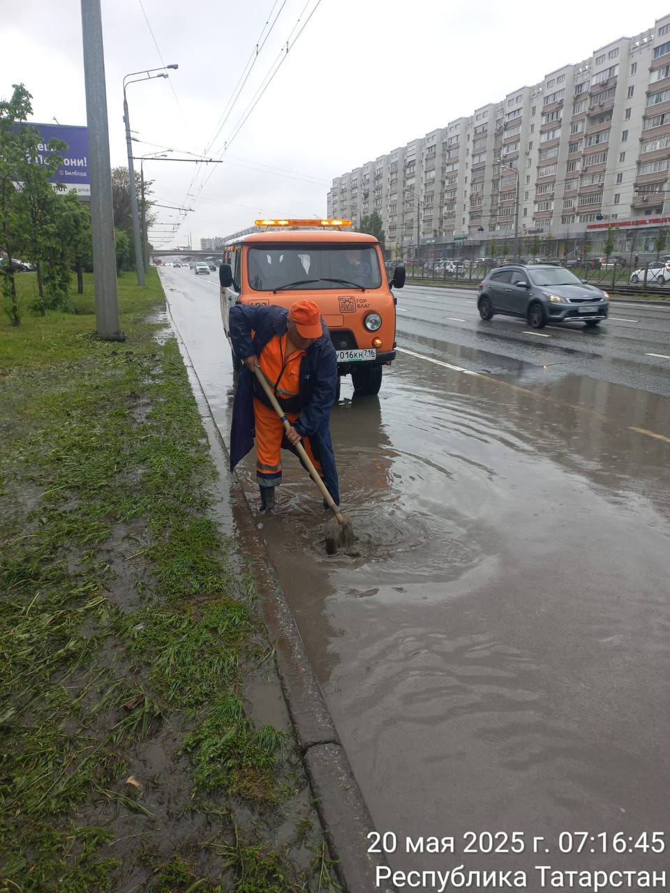 Службы в Казани устраняют последствия ливня — фото