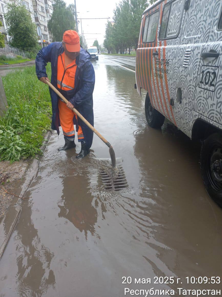Службы в Казани устраняют последствия ливня — фото