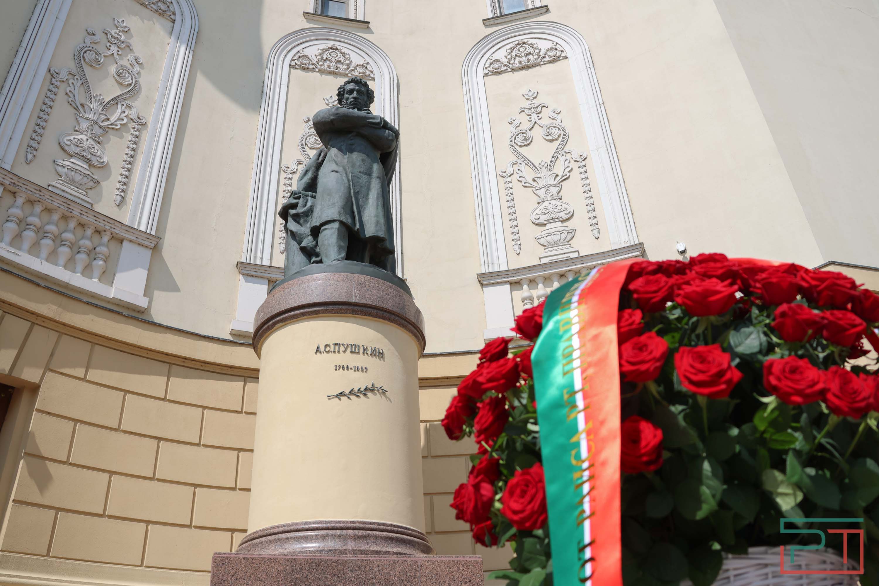 Минниханов и Шаймиев возложили цветы к памятнику Пушкину