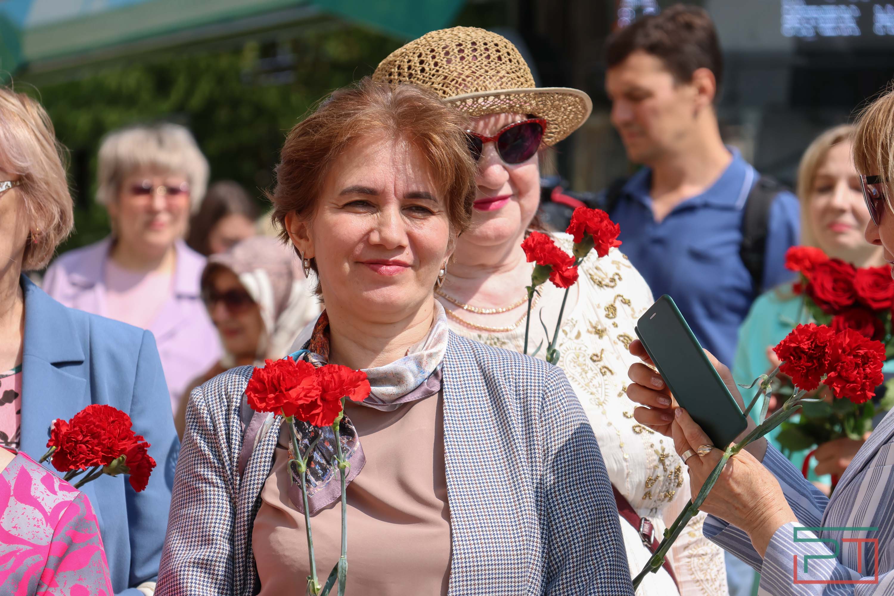 Минниханов и Шаймиев возложили цветы к памятнику Пушкину