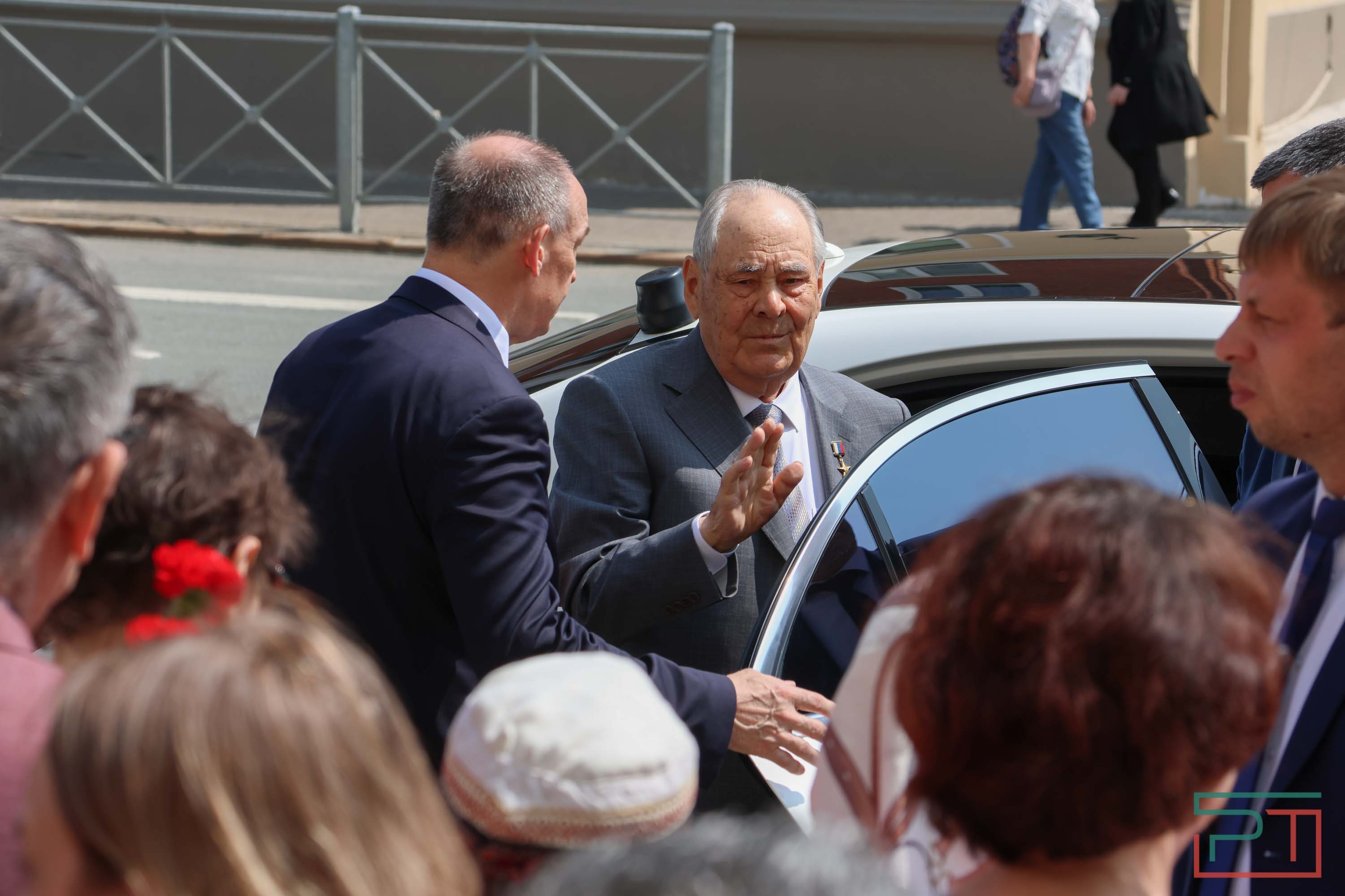 Минниханов и Шаймиев возложили цветы к памятнику Пушкину