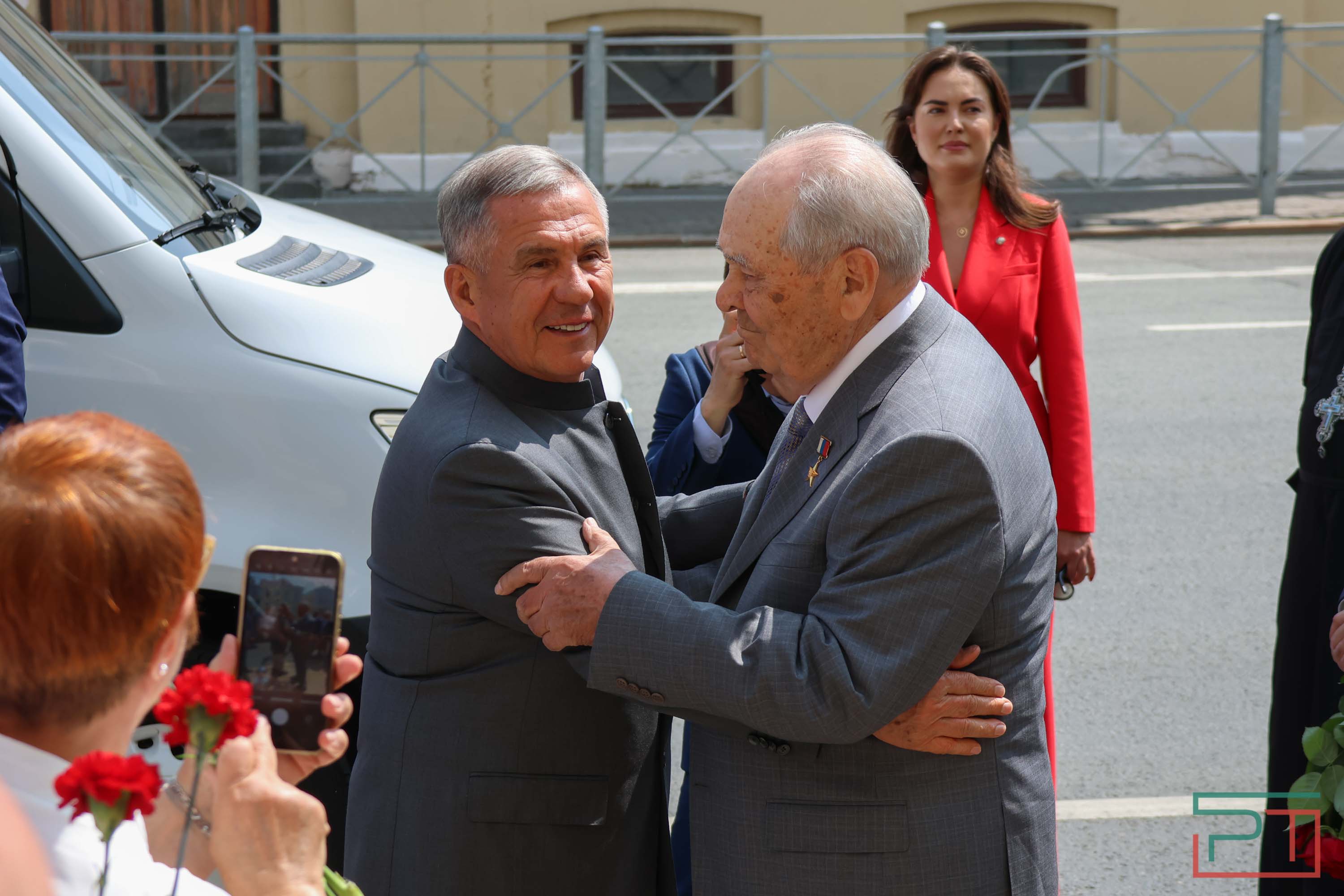 Минниханов и Шаймиев возложили цветы к памятнику Пушкину