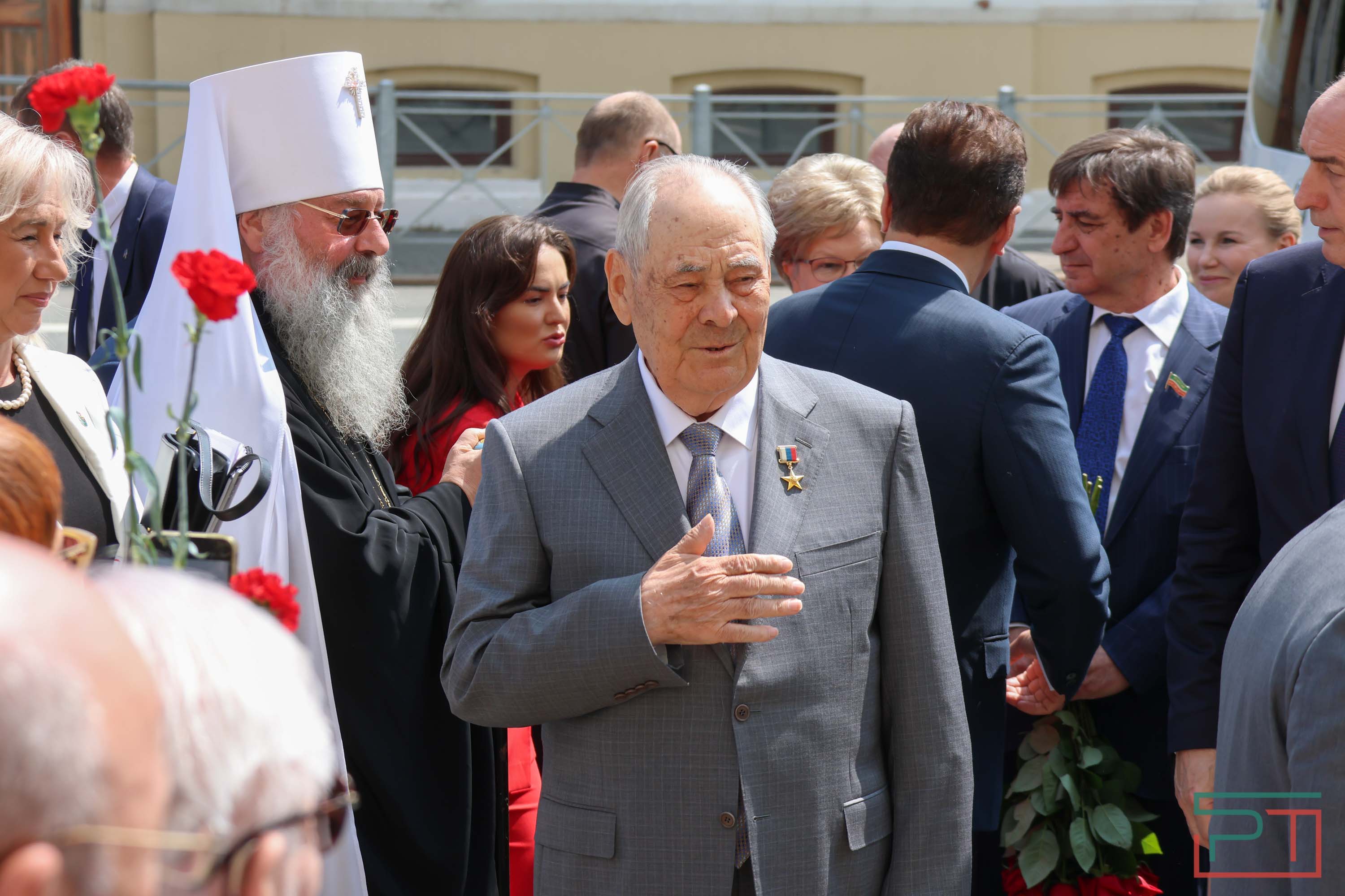 Минниханов и Шаймиев возложили цветы к памятнику Пушкину