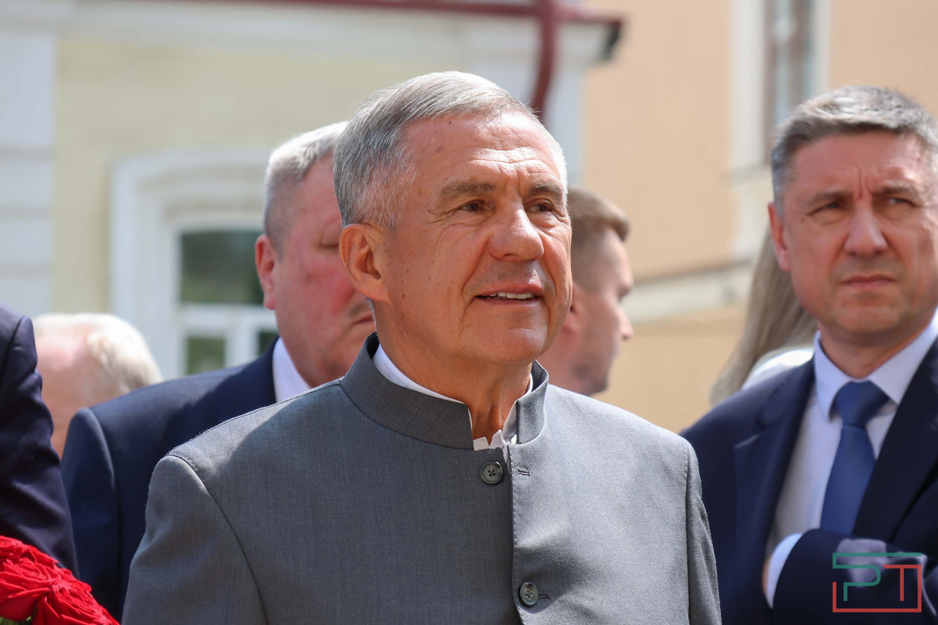 Минниханов и Шаймиев возложили цветы к памятнику Пушкину