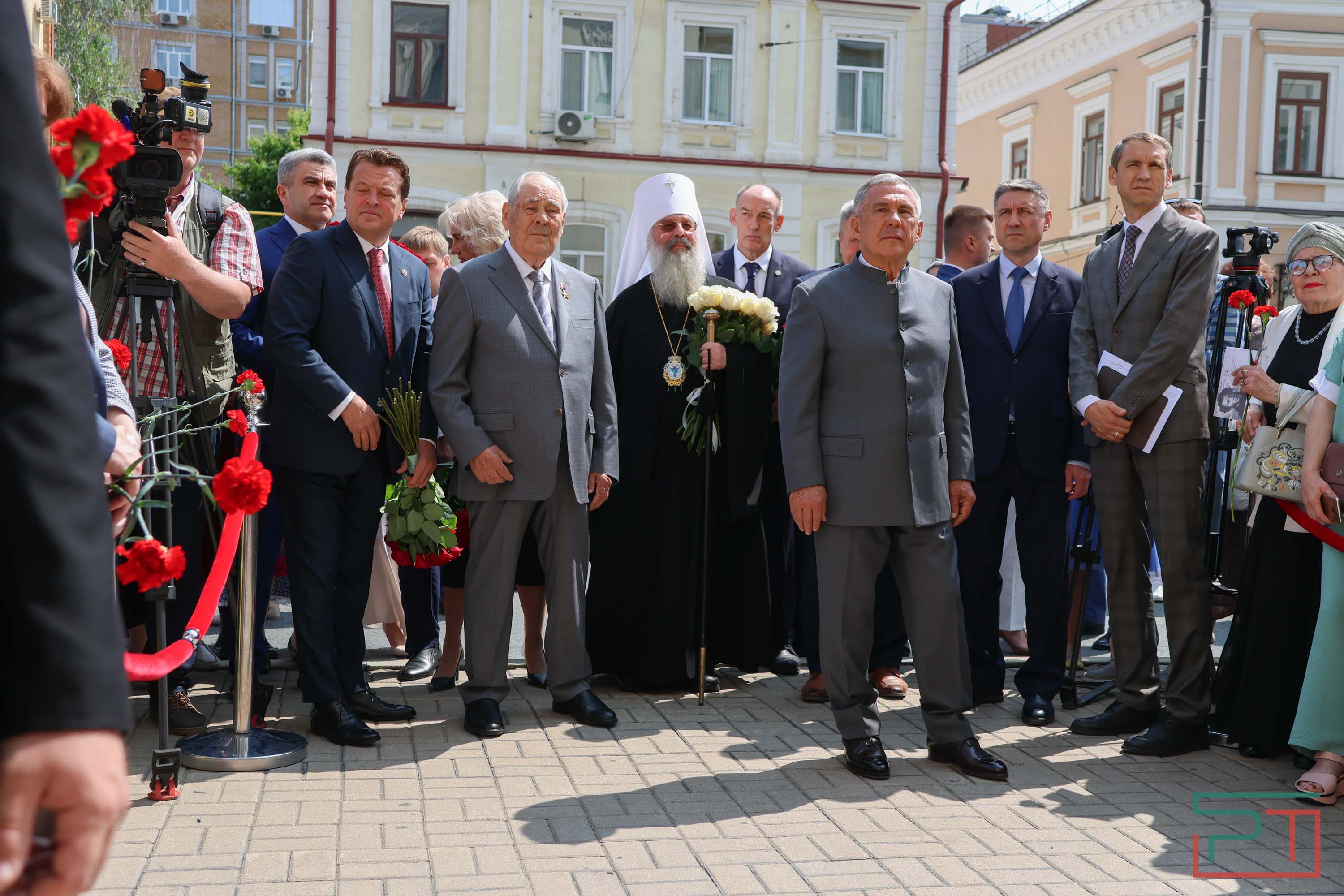 Минниханов и Шаймиев возложили цветы к памятнику Пушкину