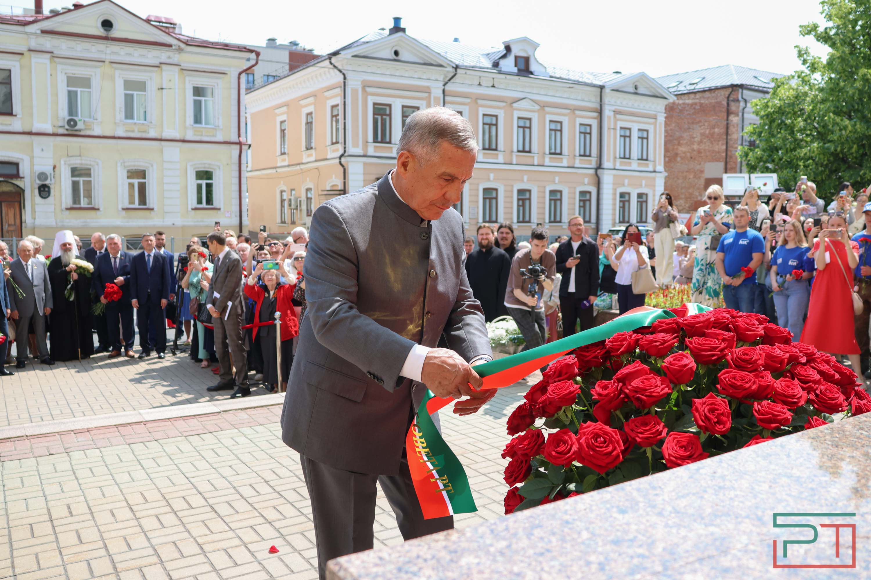 Минниханов и Шаймиев возложили цветы к памятнику Пушкину