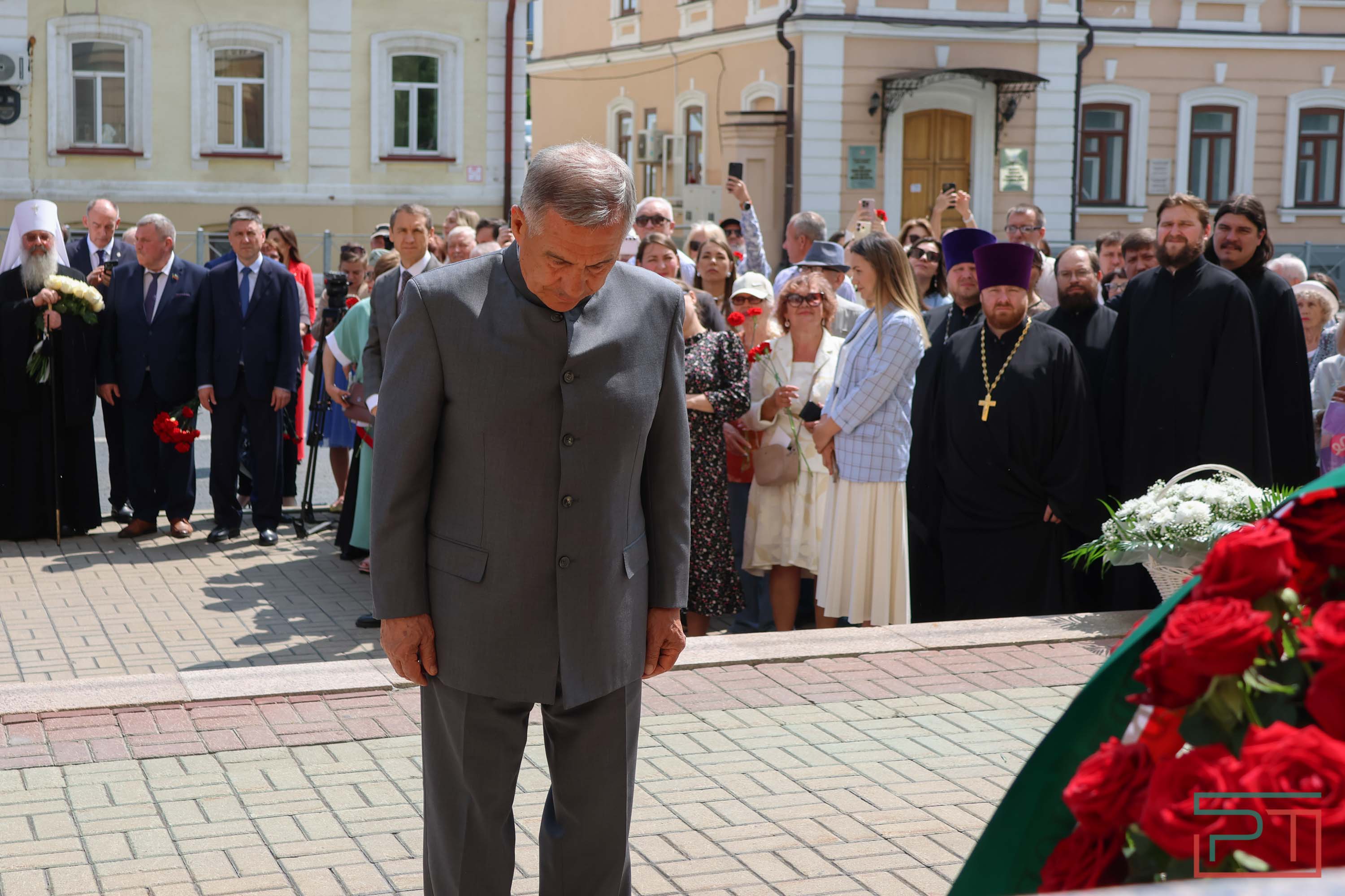 Минниханов и Шаймиев возложили цветы к памятнику Пушкину
