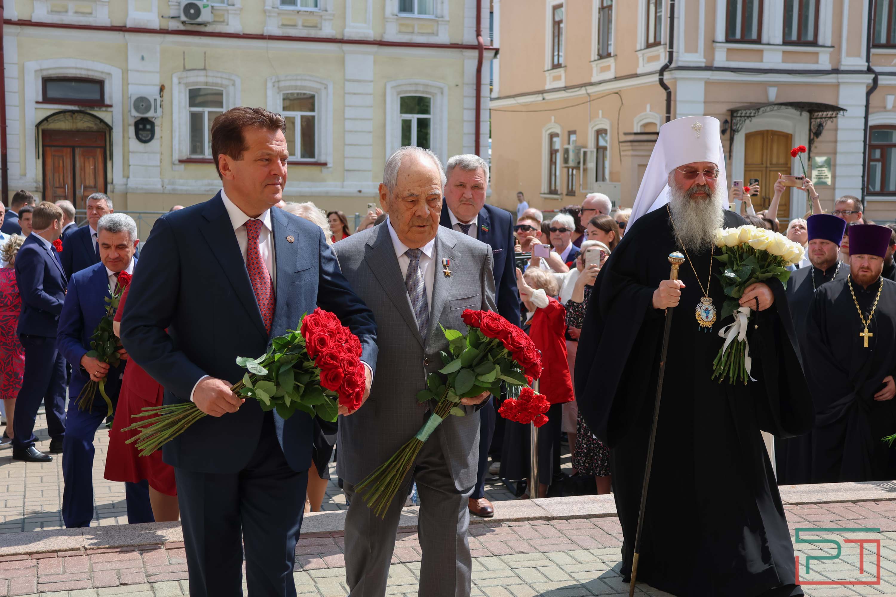Минниханов и Шаймиев возложили цветы к памятнику Пушкину