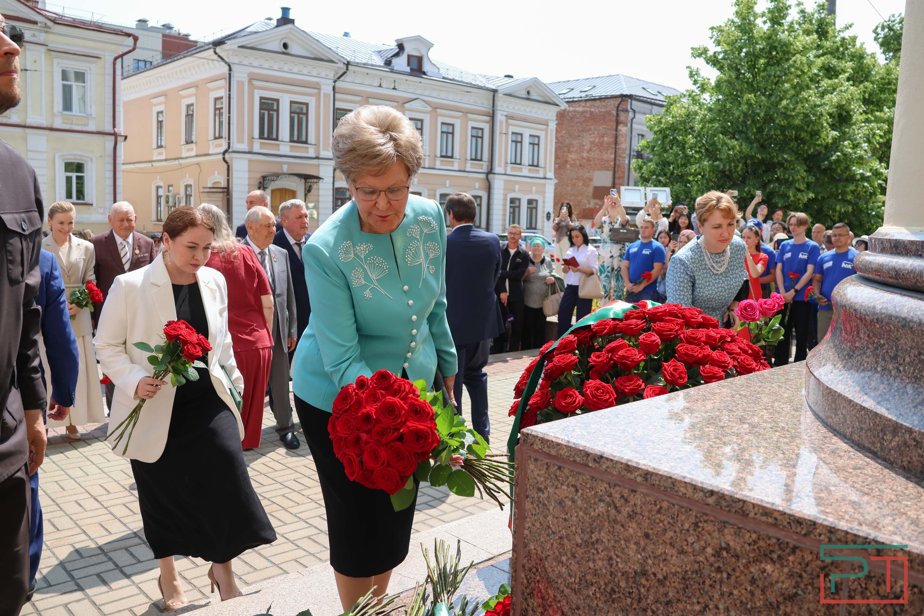 Минниханов и Шаймиев возложили цветы к памятнику Пушкину
