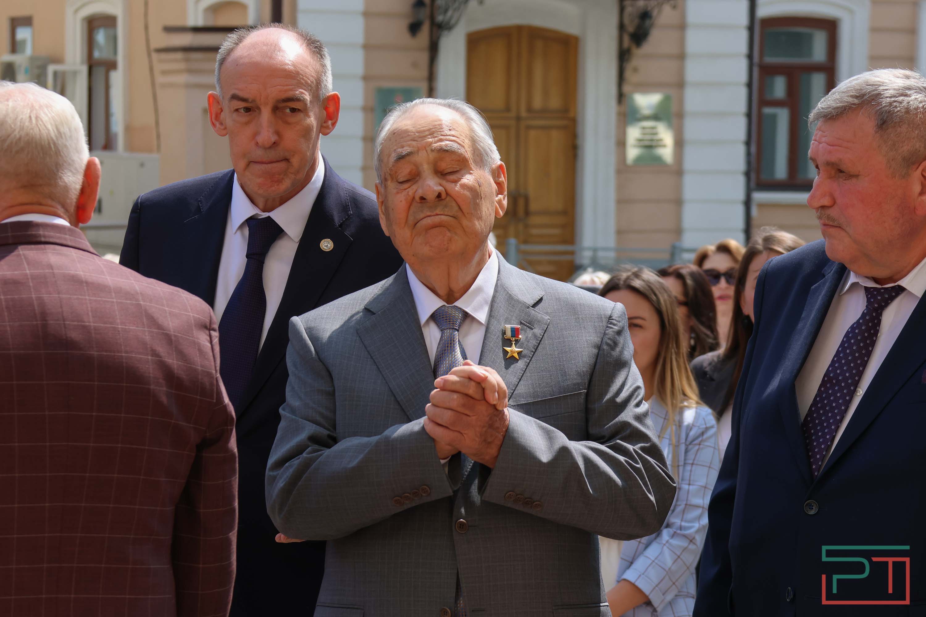 Минниханов и Шаймиев возложили цветы к памятнику Пушкину