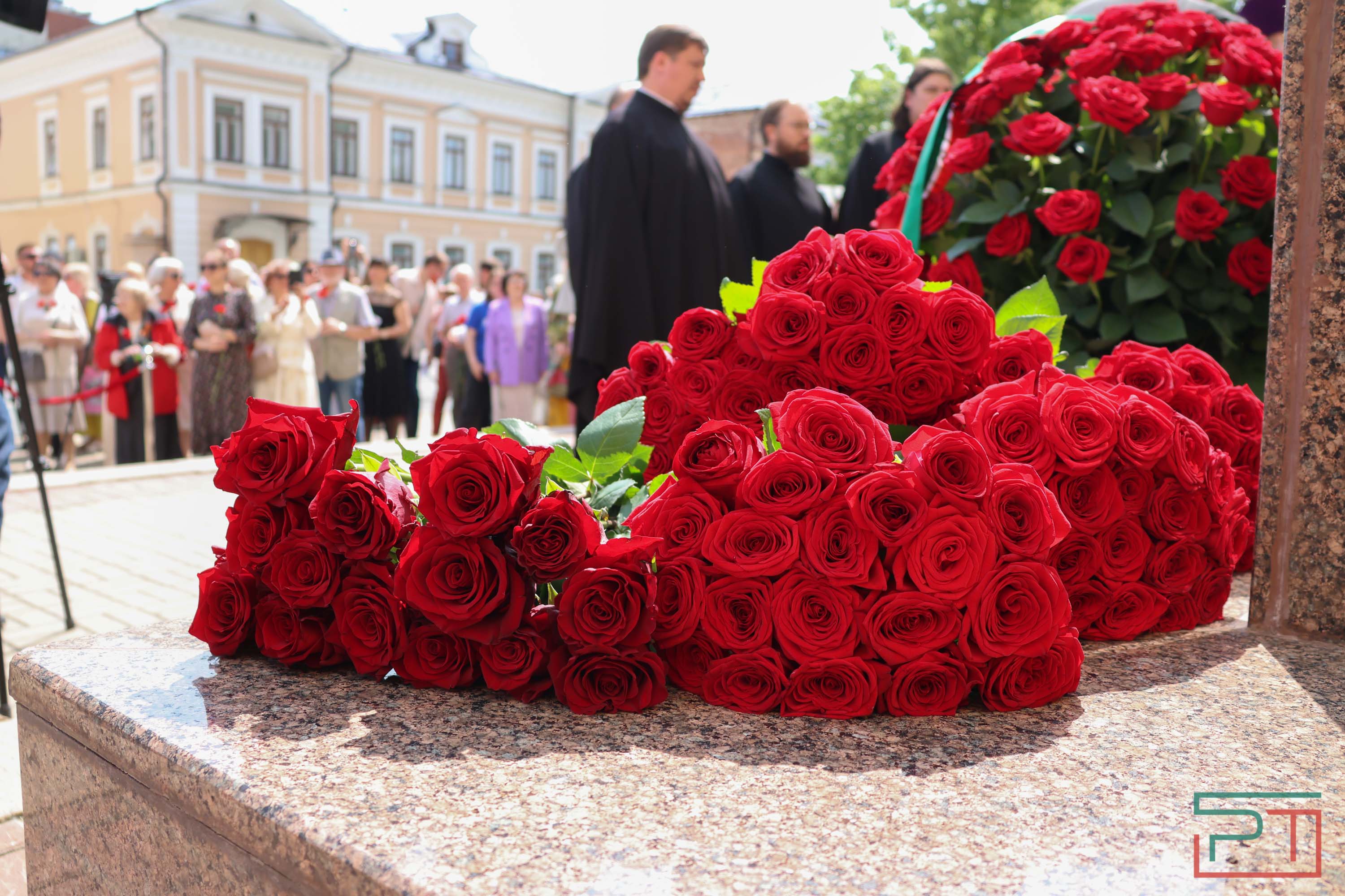 Минниханов и Шаймиев возложили цветы к памятнику Пушкину