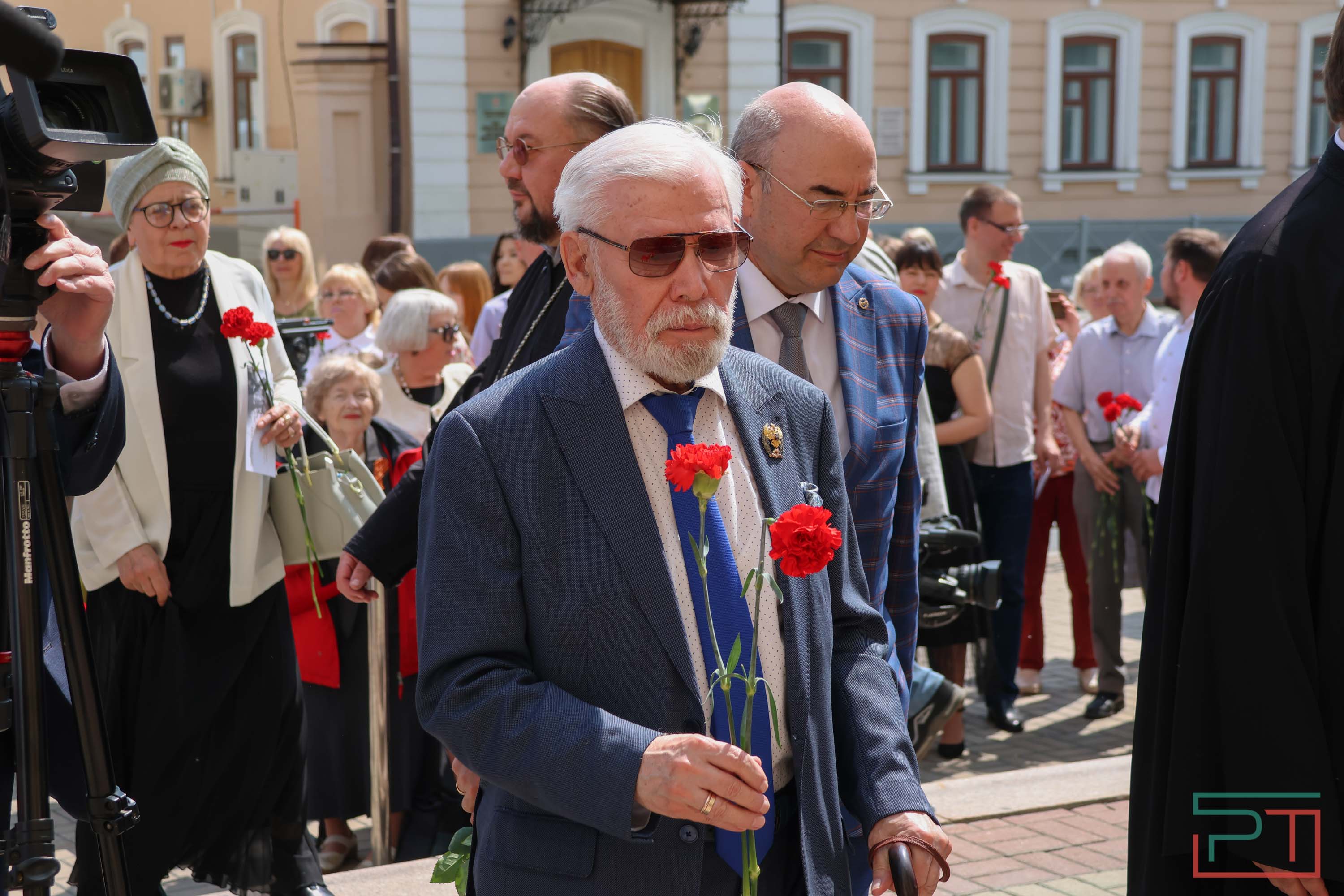 Минниханов и Шаймиев возложили цветы к памятнику Пушкину