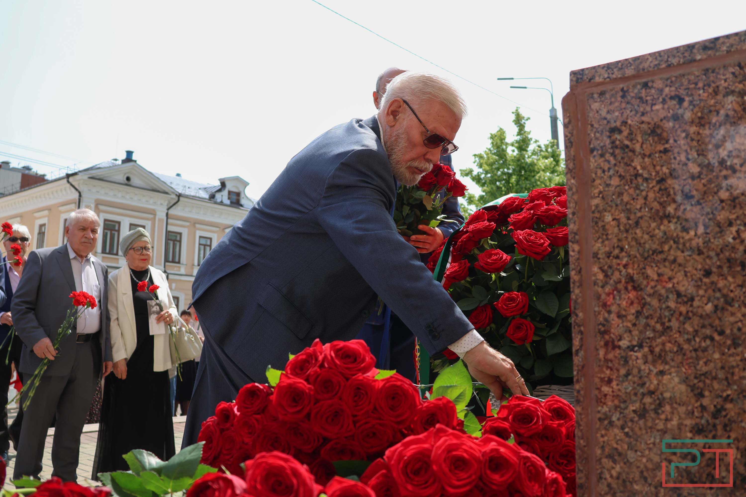 Минниханов и Шаймиев возложили цветы к памятнику Пушкину