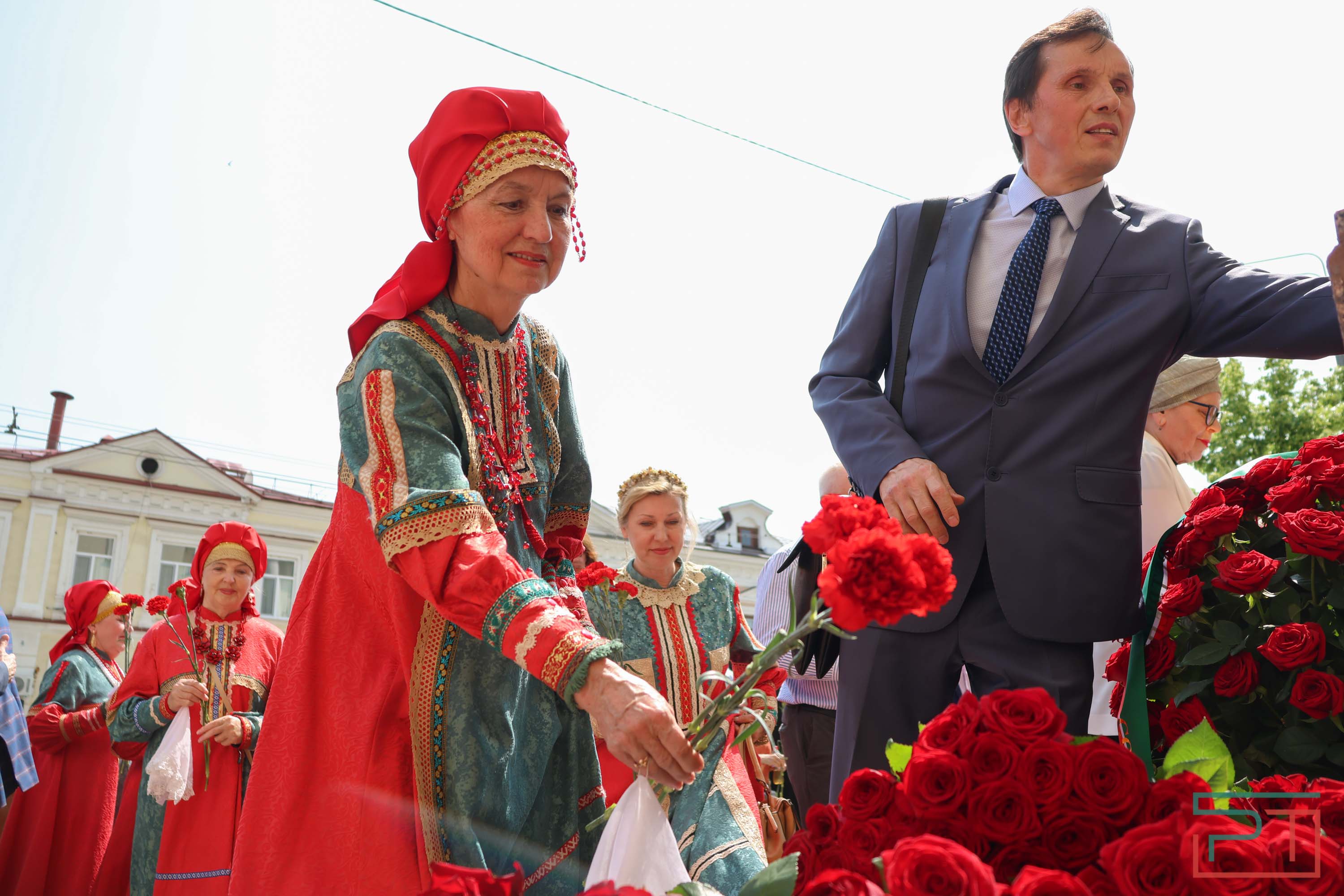 Минниханов и Шаймиев возложили цветы к памятнику Пушкину