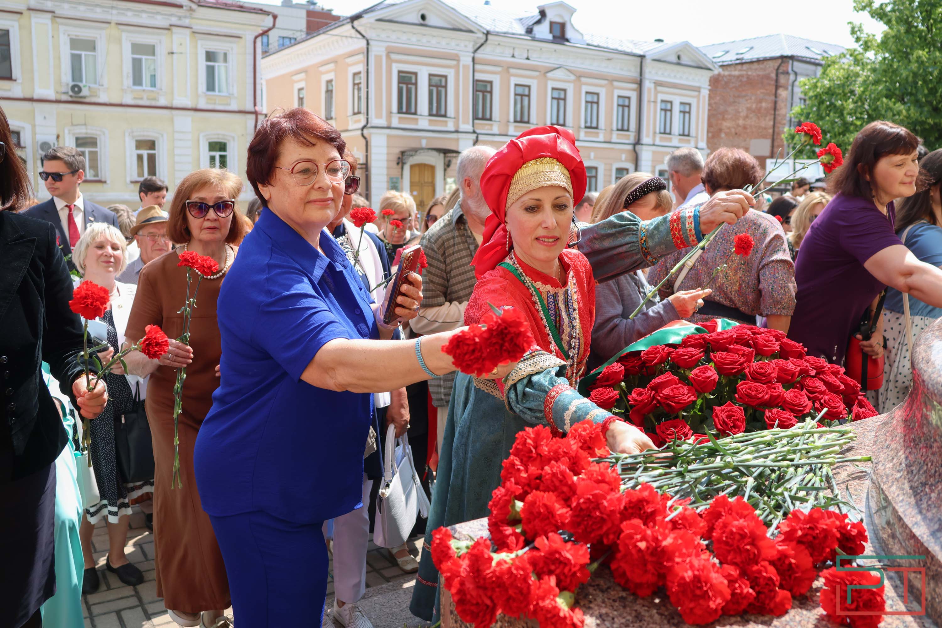 Минниханов и Шаймиев возложили цветы к памятнику Пушкину